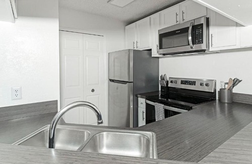 Sunbeam Apartment | Landing Modern 2BD Courtyard Gym