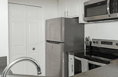 Sunbeam Apartment | Landing Modern 2BD Courtyard Gym
