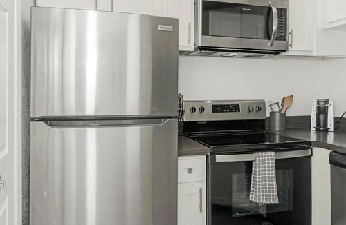 Sunbeam Apartment | Landing Modern 2BD Courtyard Gym