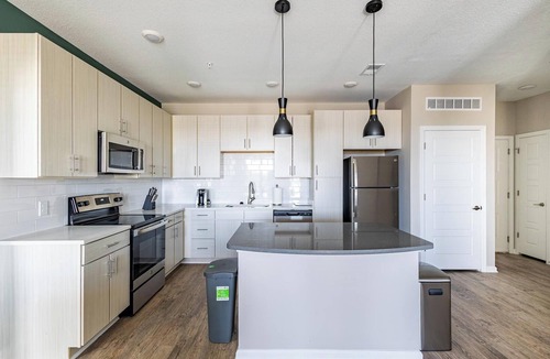Kenton Apartment | Landing | Modern 2BD, Clubhouse, Pool