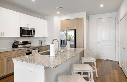 Fate Apartment | Landing | Modern 2BD, Clubhouse, Pool