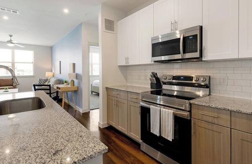 Fate Apartment | Landing | Modern 2BD, Clubhouse, Pool
