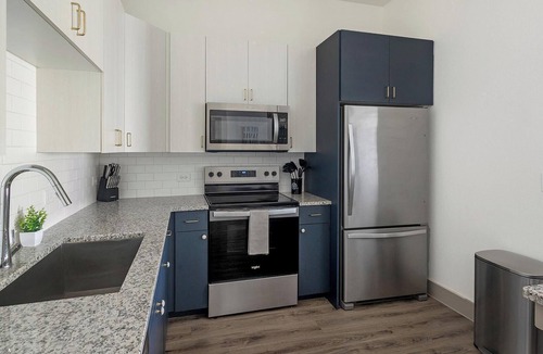 Addicks Apartment | Landing | Modern 2BD, Courtyard, Gym