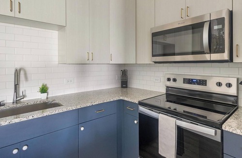 Addicks Apartment | Landing | Modern 2BD, Courtyard, Gym