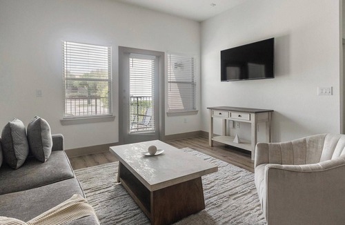 Addicks Apartment | Landing | Modern 2BD, Courtyard, Gym