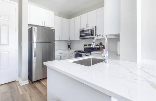 Raritan Apartment | Landing | Modern 2BD, Courtyard, Clubhouse