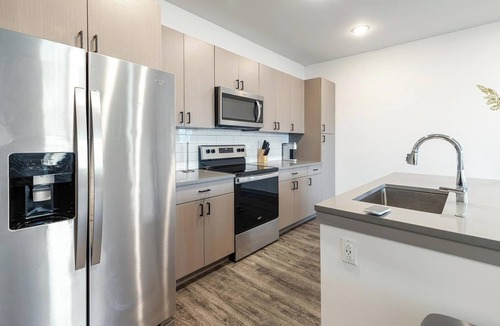 Coraopolis Apartment | Landing | Modern 2BD, Courtyard, Gym