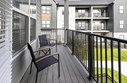 Coraopolis Apartment | Landing | Modern 2BD, Courtyard, Gym