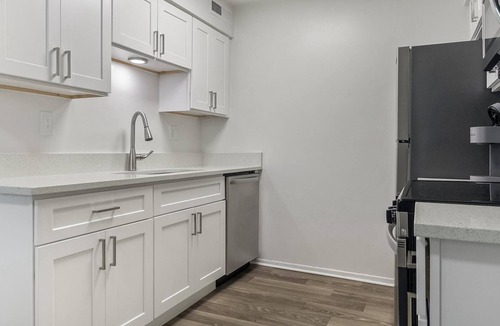 Dunedin Apartment | Landing | Modern 2BD, Gym
