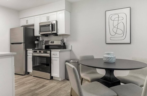 Dunedin Apartment | Landing | Modern 2BD, Gym