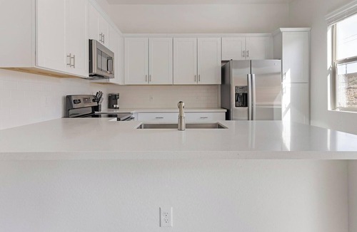 Oro Valley Apartment | Landing | Modern 2BD, Pool