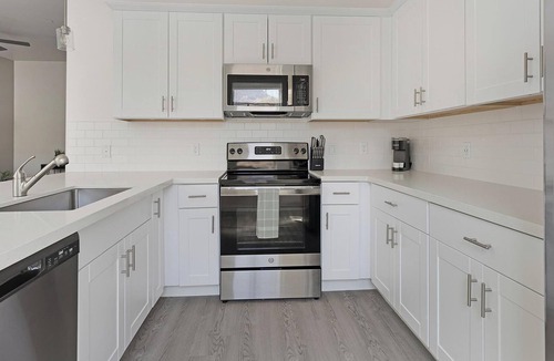 Oro Valley Apartment | Landing | Modern 2BD, Pool
