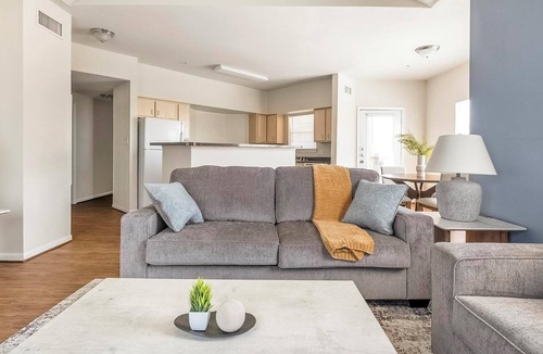 Southbelt/Ellington Apartment | Landing | Modern 2BD, Pool, Gym