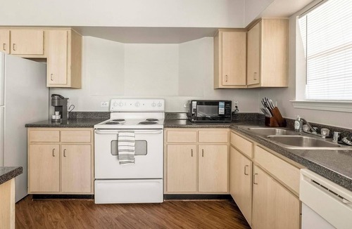 Southbelt/Ellington Apartment | Landing | Modern 2BD, Pool, Gym