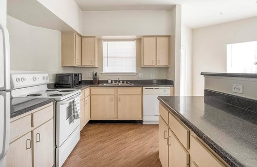 Southbelt/Ellington Apartment | Landing | Modern 2BD, Pool, Gym