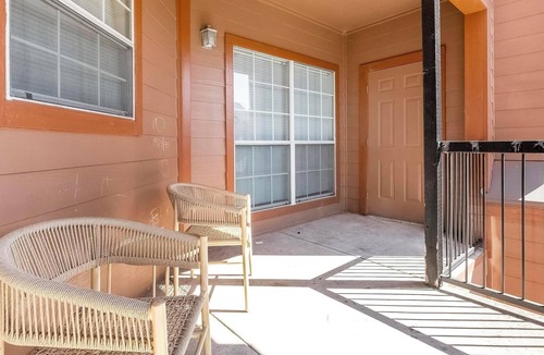 Southbelt/Ellington Apartment | Landing | Modern 2BD, Pool, Gym