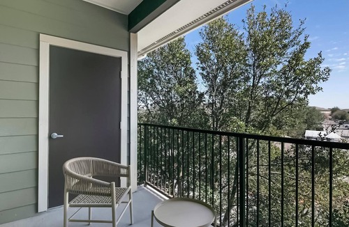 Sweetbriar Apartment | Landing | Modern 2BD, Pool, Clubhouse