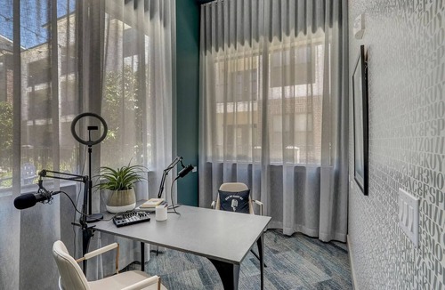 Conroe Apartment | Landing | Modern 2BD, Pool, Clubhouse