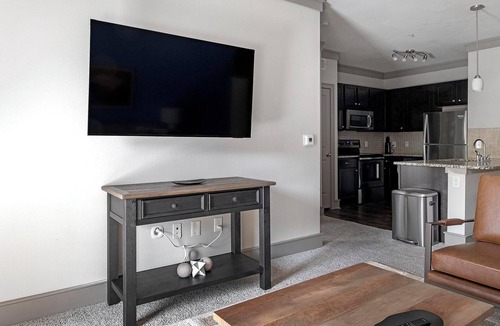 George Bush Park/Eldridge Apartment | Landing | Modern 2BD, Pool, Gym