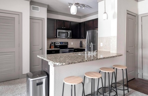 George Bush Park/Eldridge Apartment | Landing | Modern 2BD, Pool, Gym