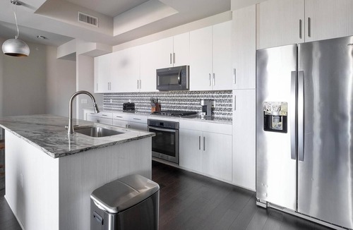 Houston Apartment | Landing | Modern 2BD, Pool, Gym