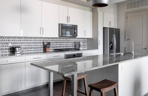 Houston Apartment | Landing | Modern 2BD, Pool, Gym