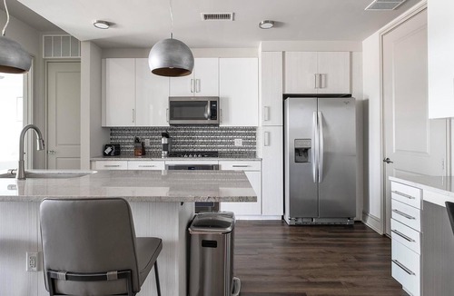 Houston Apartment | Landing | Modern 2BD, Pool, Gym