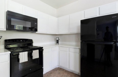 Humble Apartment | Landing | Modern 2BD, Pool, Gym