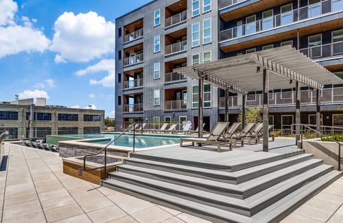 Deep Ellum Apartment | Landing | Modern 2BD, Rooftop Lounge, Pool