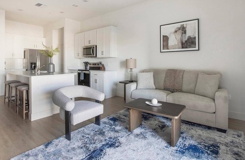 Casas Adobes Apartment | Landing | Modern 2BD, Pool