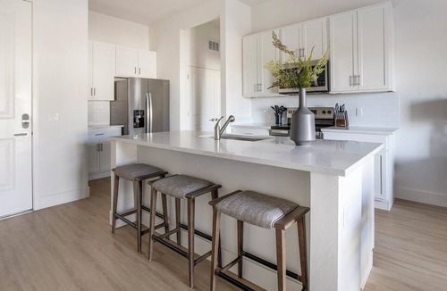 Casas Adobes Apartment | Landing | Modern 2BD, Pool