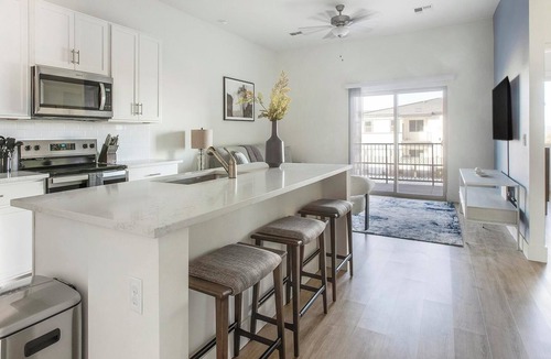 Casas Adobes Apartment | Landing | Modern 2BD, Pool