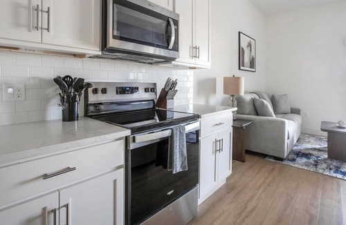 Casas Adobes Apartment | Landing | Modern 2BD, Pool