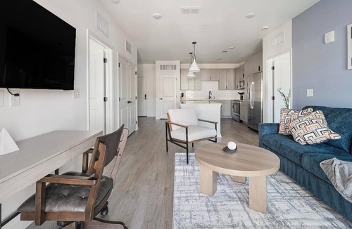 Ono Island Apartment | Landing | Modern 2BD, Yoga Studio, Gym
