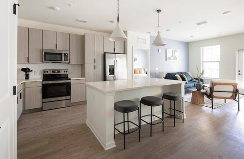 Ono Island Apartment | Landing | Modern 2BD, Yoga Studio, Clubhouse