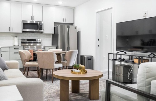 Spruce Hill Apartment | Landing | Modern 2BD, Gym