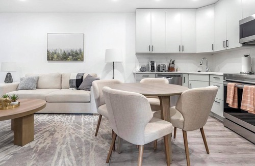 Spruce Hill Apartment | Landing | Modern 2BD, Gym