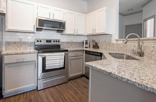Stone Oak Apartment | Landing | Modern 2BD, Gym
