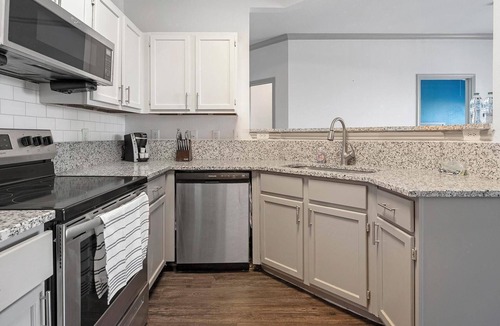 Stone Oak Apartment | Landing | Modern 2BD, Gym