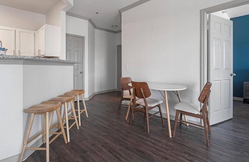 Stone Oak Apartment | Landing | Modern 2BD, Gym