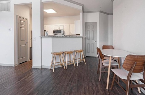 Stone Oak Apartment | Landing | Modern 2BD, Gym