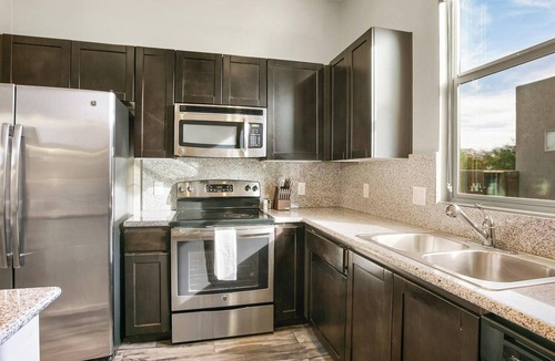 DeBaliviere Place Apartment | Landing | Modern 2BD, Yoga Studio, Gym