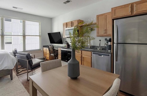Five Points South Apartment | Landing | Modern Studio, Yoga Studio, Gym