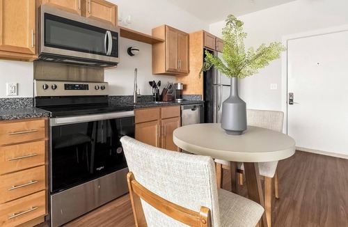 Five Points South Apartment | Landing | Modern Studio, Pool, Gym