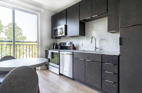 Downtown Apartment | Landing | Modern Studio, Gym, Courtyard