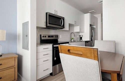 Sweetbriar Apartment | Landing | Modern Studio, Pool, Gym