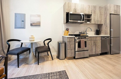 Highland Apartment | Landing | Modern Studio, Rooftop Lounge