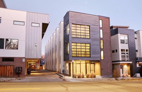 Highland Apartment | Landing | Modern Studio, Rooftop Lounge