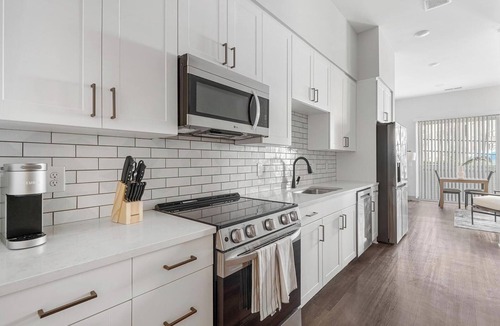 Edgehill Apartment | Landing | Modern Studio, Courtyard, Yoga Studio