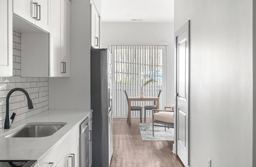 Edgehill Apartment | Landing | Modern Studio, Courtyard, Yoga Studio